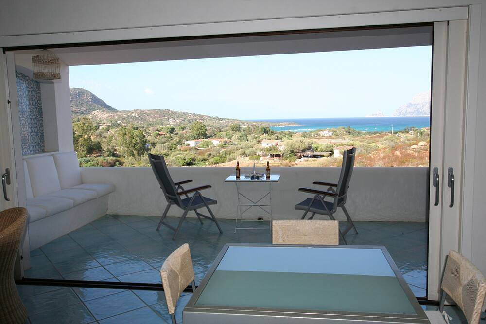 Appartamento intero, Appartamento 120m2 lussuoso e confortevole con vista mozzafiato e accesso diretto al mare. in Porto Istana, Gallura