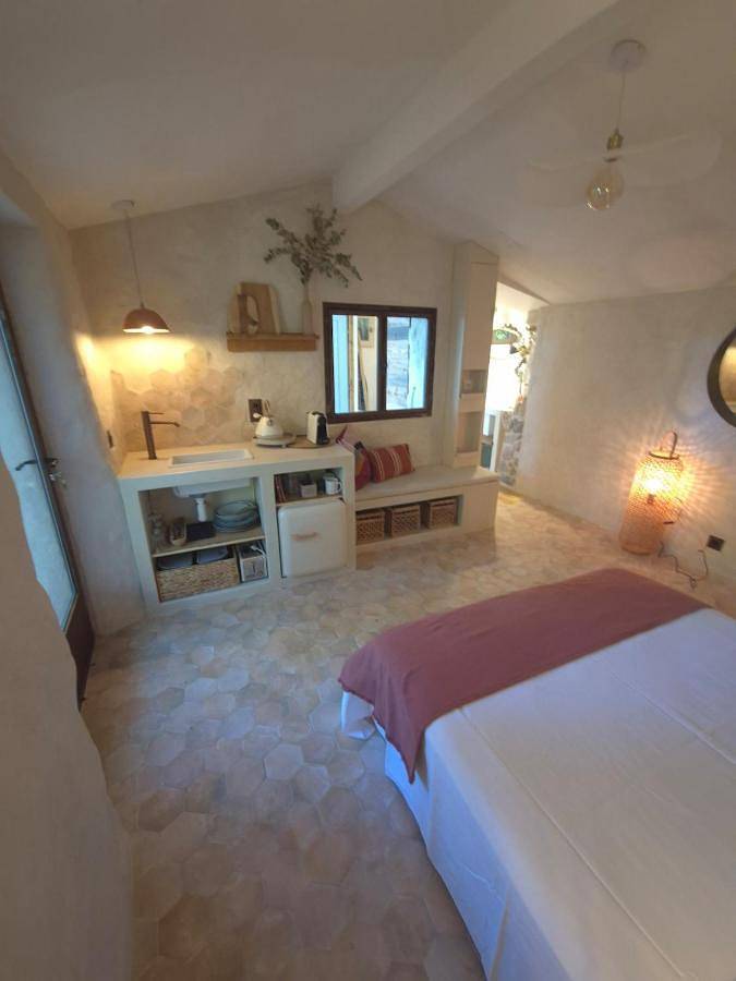 Location de vacances pour 2 personnes, avec terrasse ainsi que piscine et jardin, animaux acceptés à La Roquebrussanne - 4