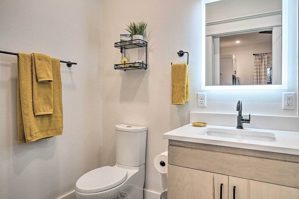 Ganze Wohnung, Airy Bentonville Studio < 1 Mile to City Square! in Bentonville, Ozark Mountains