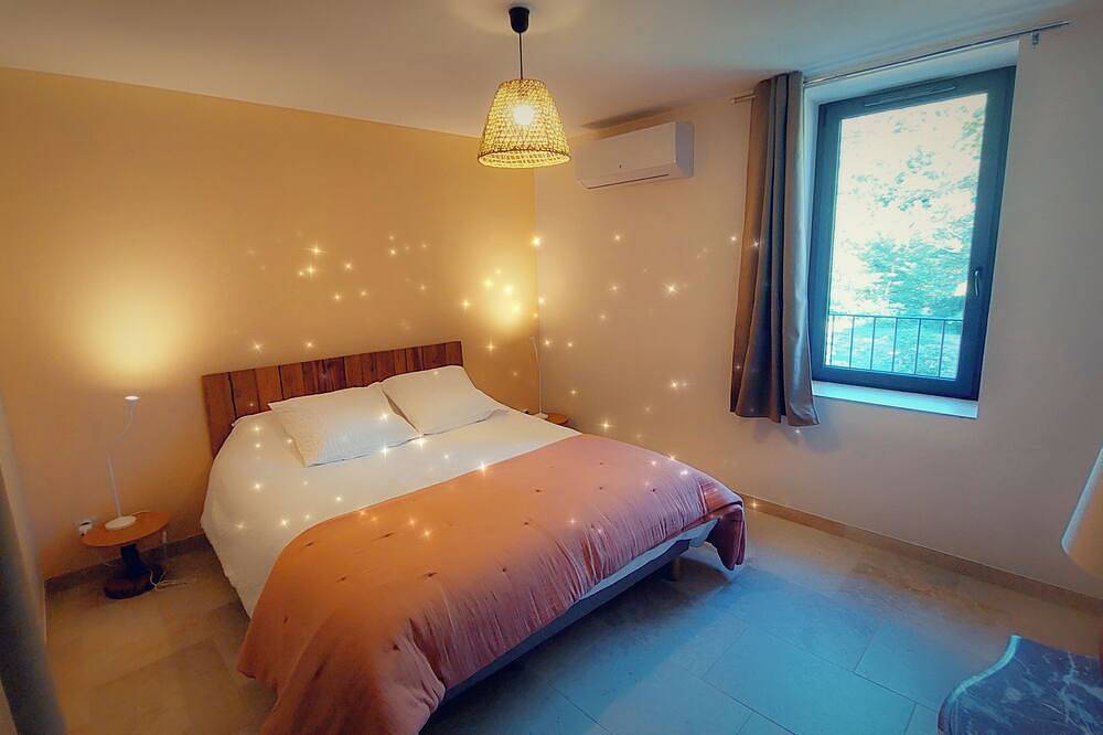 Gîte Les Peyrières with swimming pool/pétanque/ping-pong, ideal for families/friends in Dieulefit, Nyons region