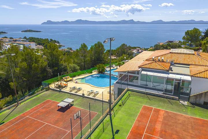 Chalet para 12 personas, con piscina además de terraza y jardín - 1