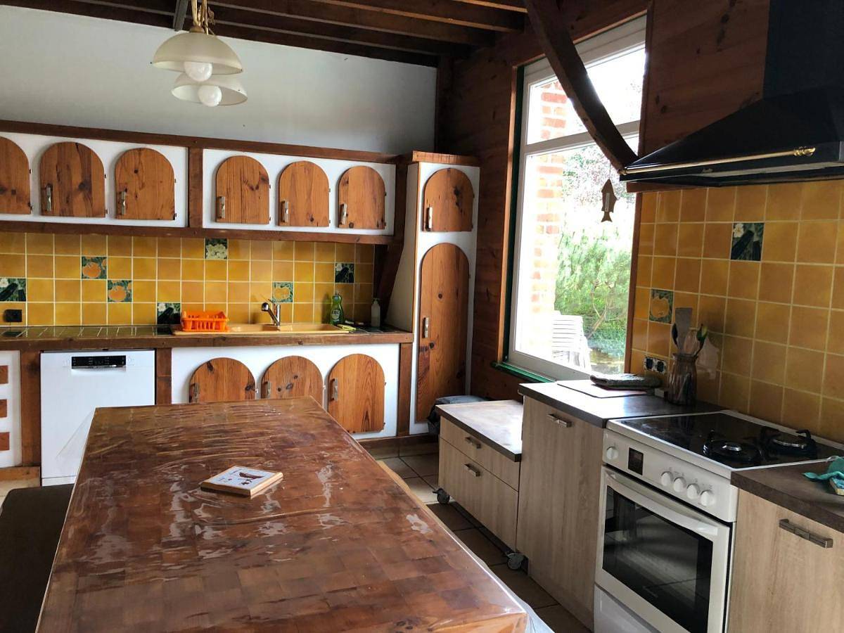 Six-Bedroom House in Alembon, Région de Calais