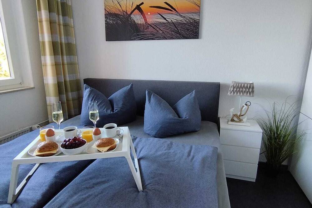 Ganze Wohnung, Gemütliche und barrierefreie Ferienwohnung mit Balkon in Damp. Direkt am Meer. in Damp, Rendsburg-Eckernförde