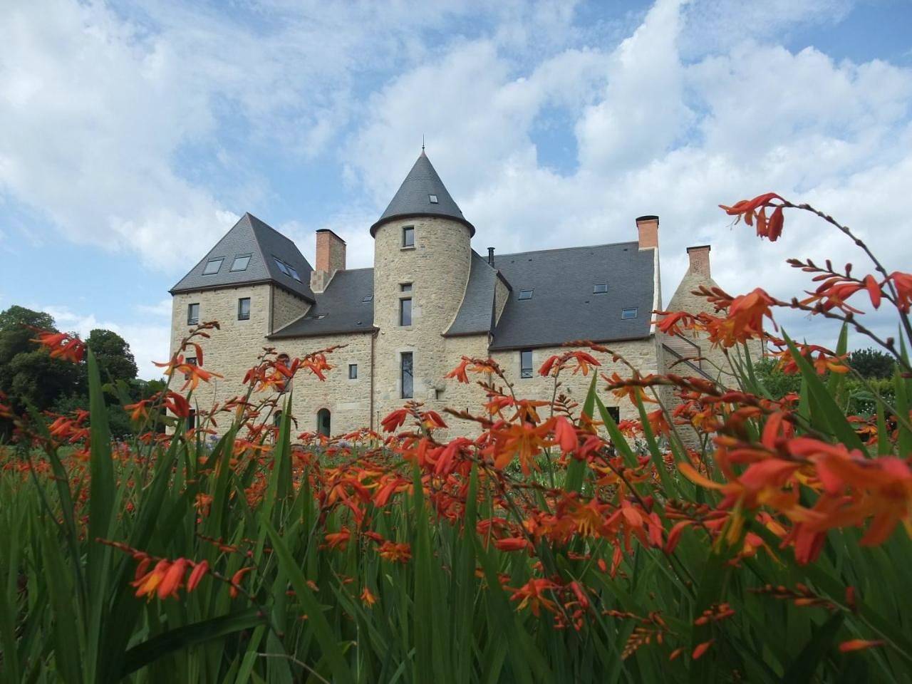 Manoir de Kergrec'h in Plougrescant, Côte de Granit Rose