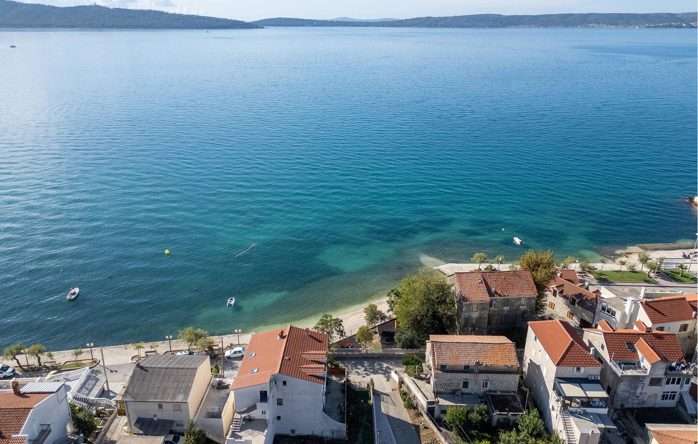 Ganze Ferienwohnung, Gemütliche 64 m² große Ferienwohnung mit Terrasse, 100 m von der Küste in Kaštela entfernt in Kastel Kambelovac, Kaštela