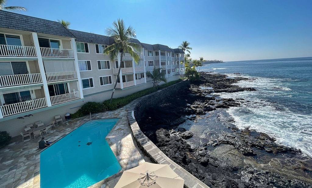 Ganze Wohnung, Hale Kona Kai 312 - Absolute Oceanfront Condo with wraparound lanai in Kailua-Kona, South Kona
