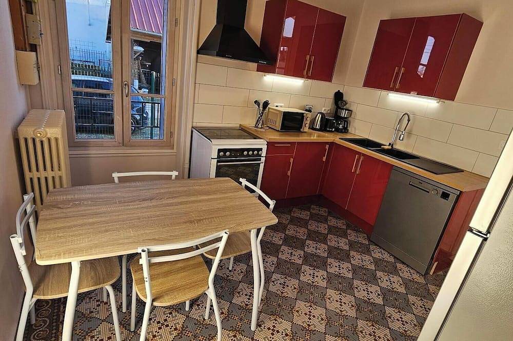 Town house with courtyard and garden close to shops. in Romorantin-Lanthenay, Sologne