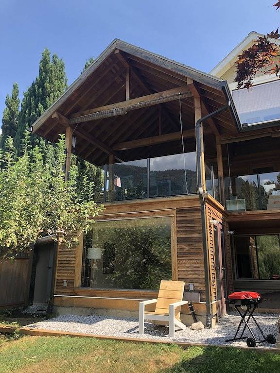 Bright Lakeside Retreat: King Bed & Willow Views in Nelson, Whitewater Ski Resort