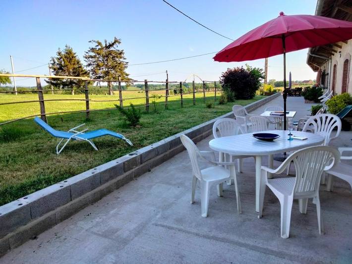 Gîte pour 6 personnes, avec Terrasse ainsi que Jardin et Piscine à Montpont-en-Bresse
