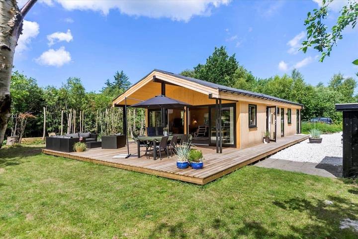 Ferieudlejning for 6 personer, med Terrasse og Have i Hune