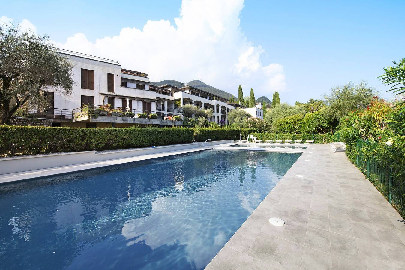 Ganze Wohnung, Ferienwohnung 'Gardoncino mit Pool' mit Blick auf den See, Gemeinschaftspool und Wi-Fi in Gardone Riviera, Gardasee-Berge