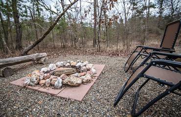 Log Cabin for 2 Guests in Hochatown, Broken Bow Lake, Picture 2
