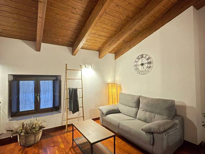 Ganze Wohnung, Gemütliche Penthouse im Stadtzentrum mit Berghütten-Charme, zwei Doppelzimmern und komplett ausgestatteter Küche in Jaca, Aragonesische Pyrenäen