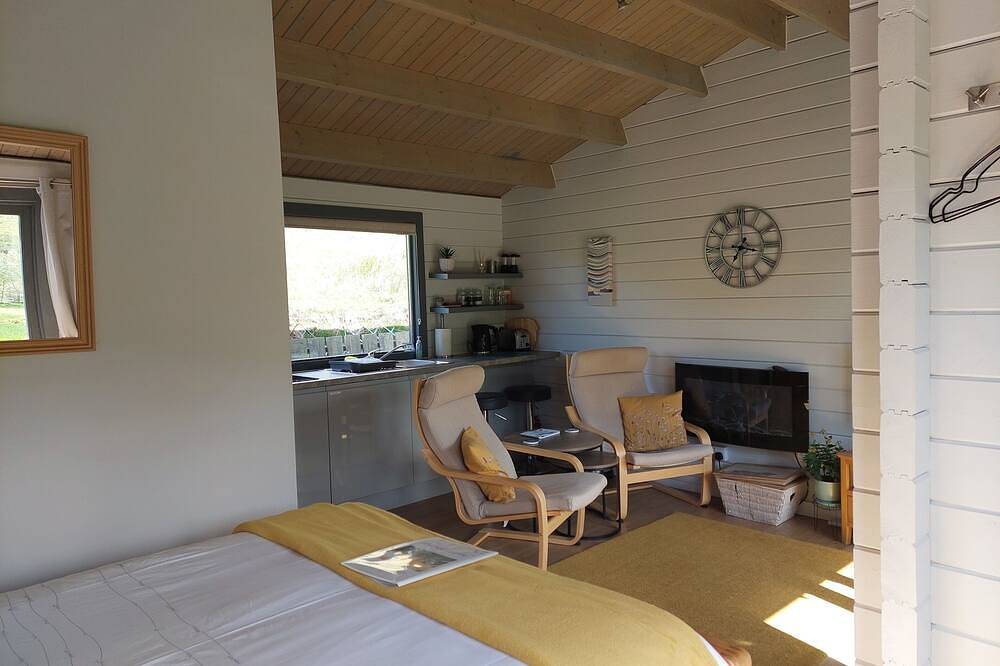 Crofters Cabin, centrally located, modern & cosy cabin on the Isle of Skye in Loch Harport