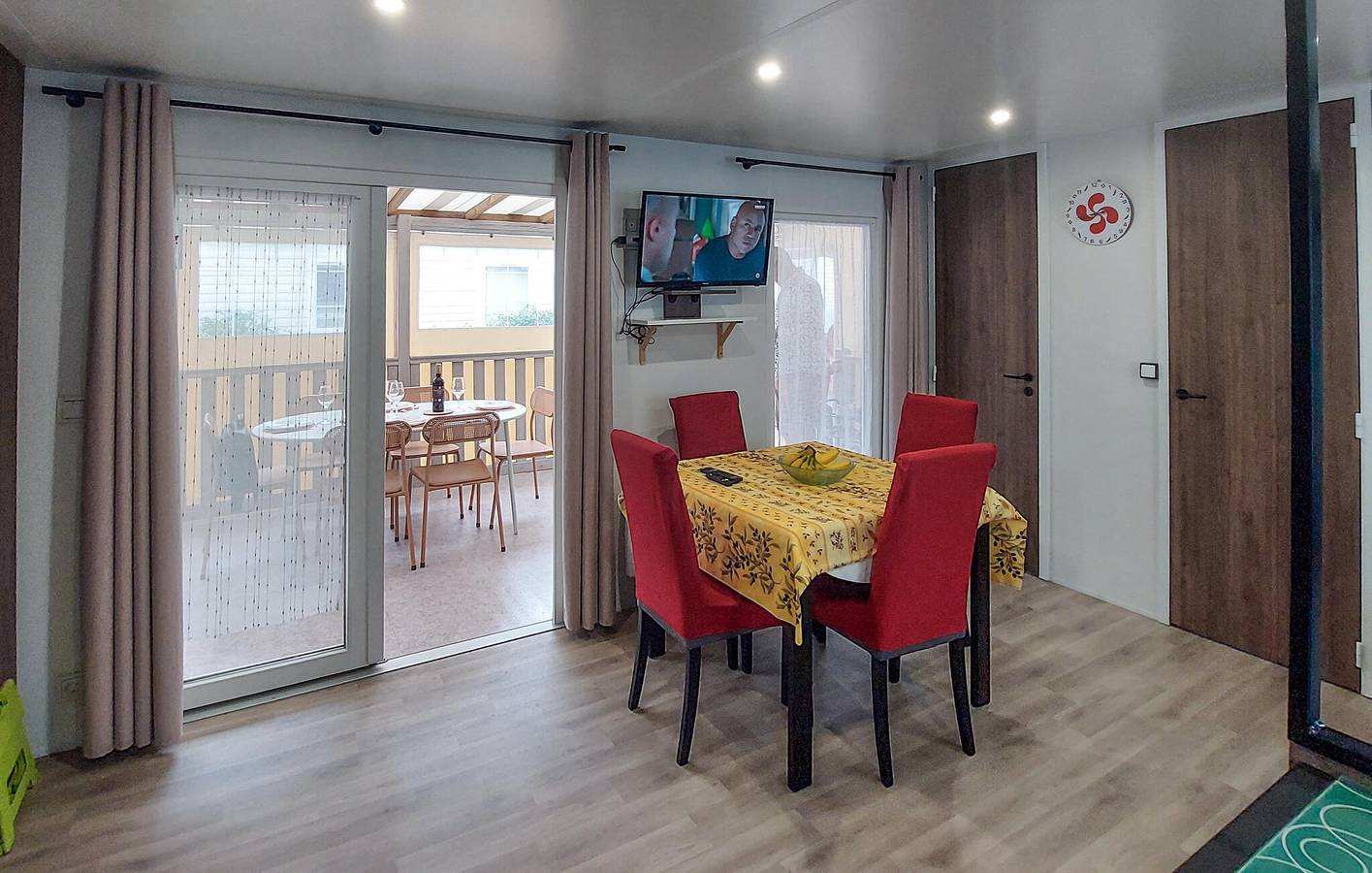 Mobil-home confortable avec Wi-Fi, parking, jardin, à 400 m d'un restaurant in Saint-Julien-en-Born, Côte d’Argent