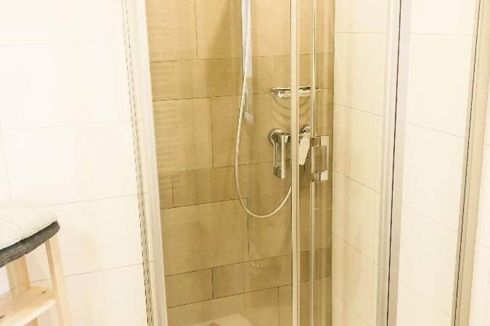 Ganze Wohnung, Moderne und gemütliche Ferienwohnung (40 qm) mit kostenfreiem Wlan in Sommerhausen, Fränkisches Weinland