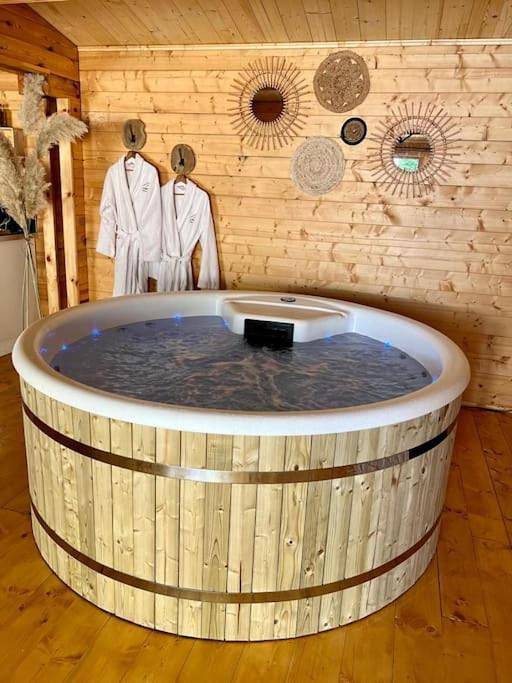 Maison de campagne pour 2 personnes, avec terrasse ainsi que piscine et jacuzzi dans Venizel