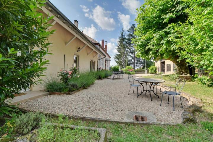 Gîte pour 4 personnes, avec vue ainsi que jardin et piscine à Cuisery