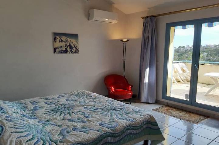 Ganze Wohnung, Traumferien an der französischen Riviera: Wohnung Nr. 2 (35 m²) + Privater Südbalkon (16 m²) in Châteauneuf-Grasse, Mittelmeerküste (Frankreich)