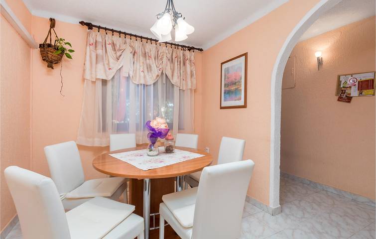 Ganze Ferienwohnung, Modernes Apartment mit 2 Schlafzimmern: 1 km vom Strand von Kantrida entfernt, mit Terrasse und Parkplatz in Rijeka, Primorje-Gorski Kotar