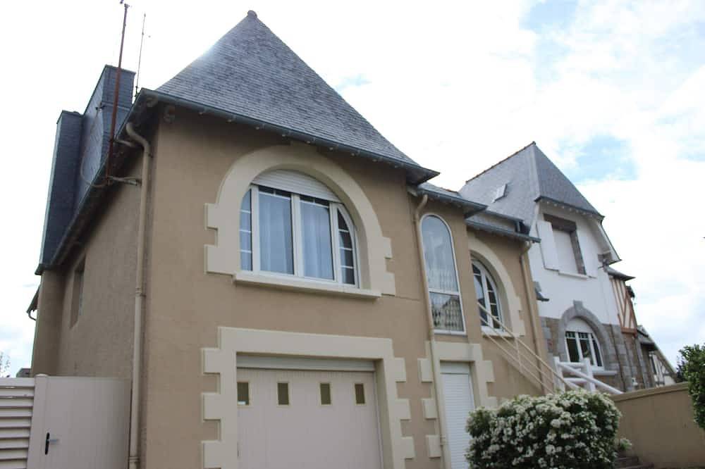 Saint Malo, large house with garden 15 pers. 400m thermal baths and beach of the furrow in Saint-Malo, Saint-Malo region