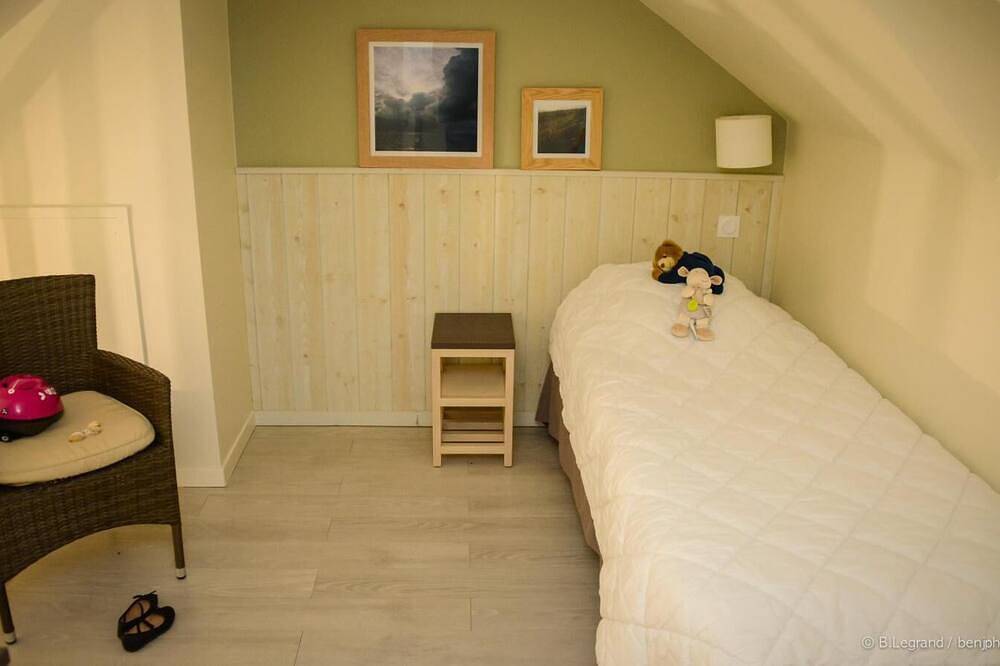 Surface area : about 50 m². Level 0 : Living room with bed-settee. Kitchen with coffee machine in Danestal, Lisieux region