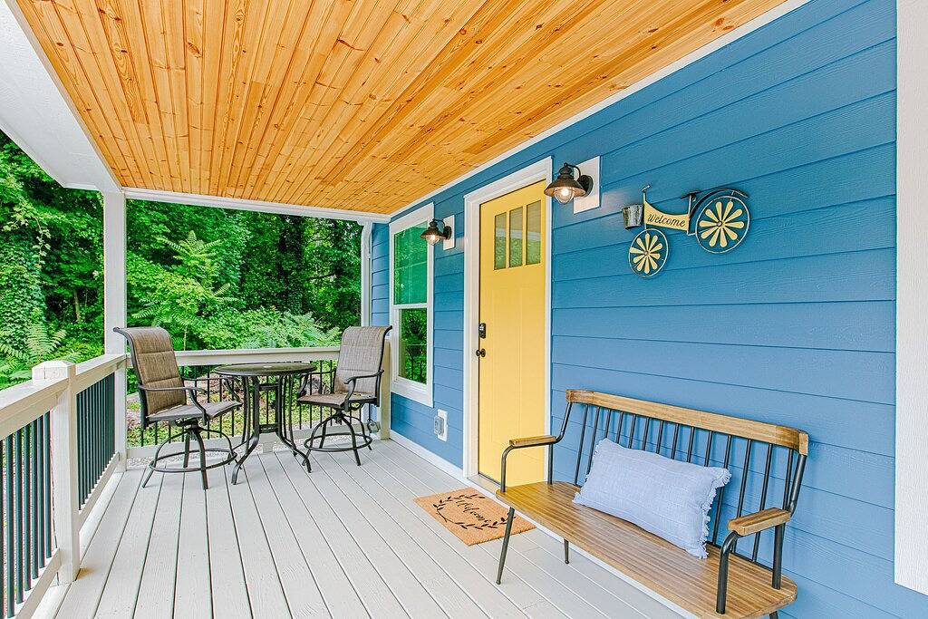 All-new cottage with deck, grill, & washer/dryer - near downtown & Rail Trail in Hendersonville, Henderson County (NC)