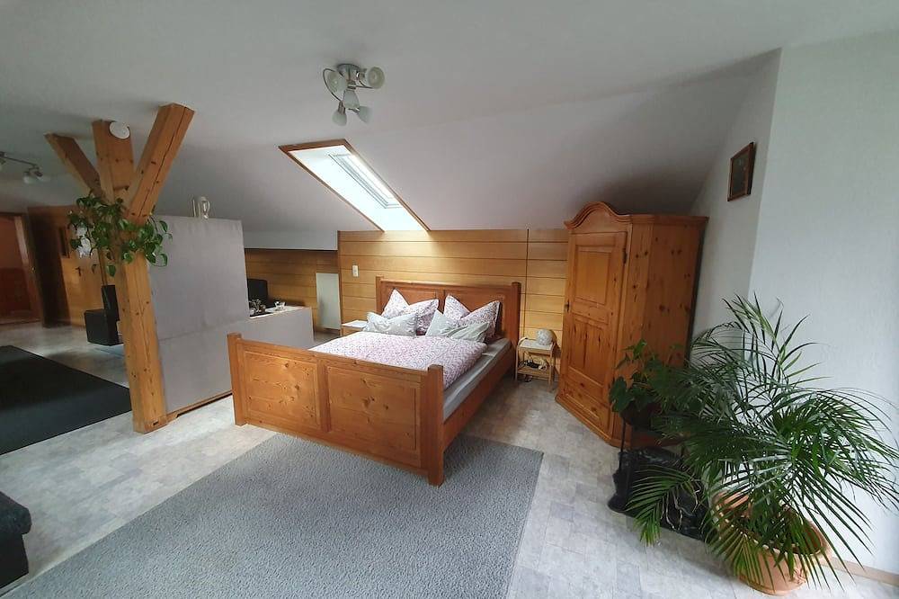 Ganze Wohnung, Helle Dachgeschosswohnung mit wunderschönem Blick auf die Berge in Wendelstein, Brannenburg