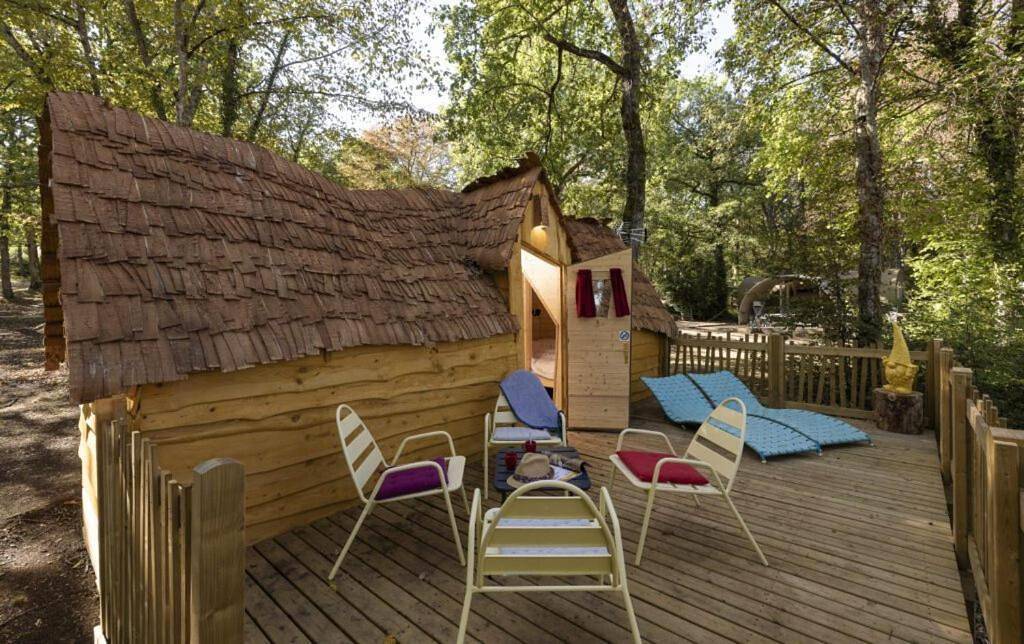 Camping Ushuaïa Villages Au Bois Joli in Andryes, Région d'Auxerre
