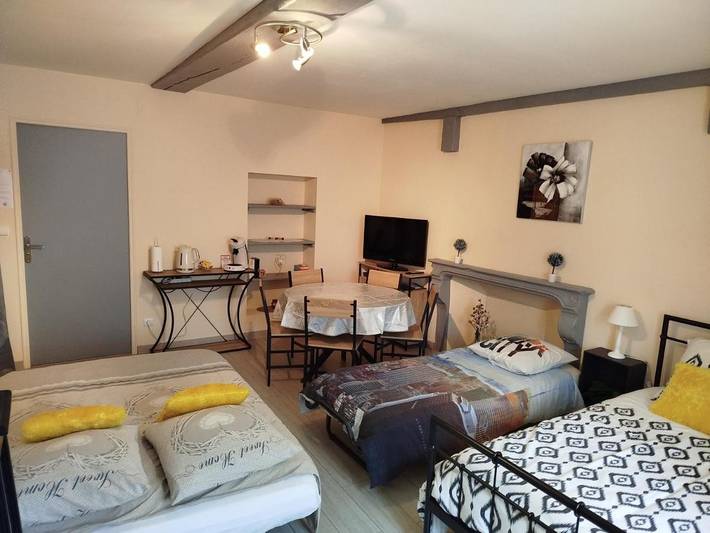 Location de vacances pour 2 personnes, avec terrasse ainsi que jardin et vue dans Torchefelon - 2