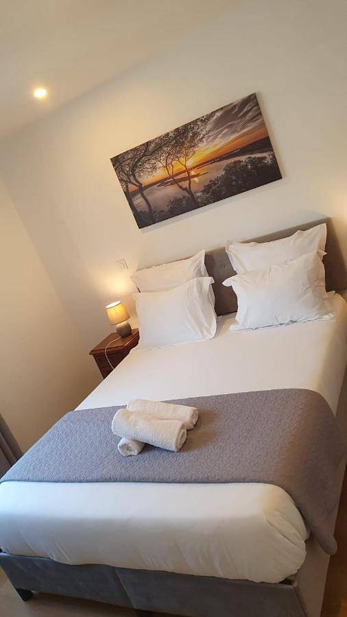 Chambre d’hôte pour 3 personnes, avec Balcon et Terrasse ainsi que Jardin et Vue dans la Manche - 3