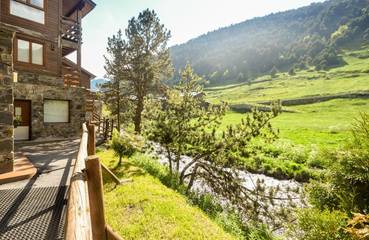 Gîte pour 4 personnes, avec vue dans Incles