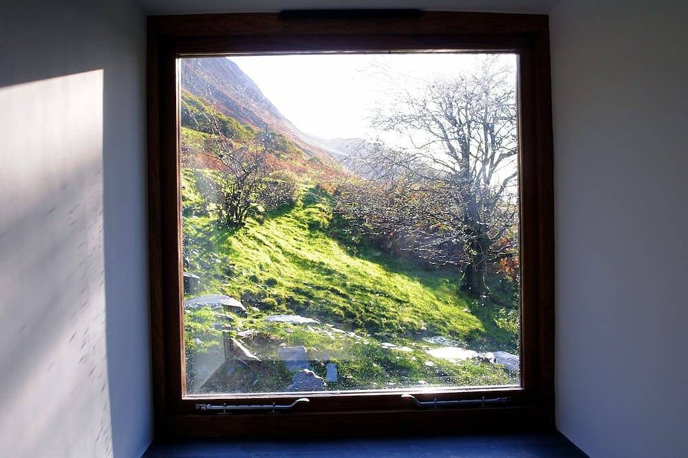 Moinho de água convertido com rio bonito e montanhas majestosas à sua porta in Snowdonia