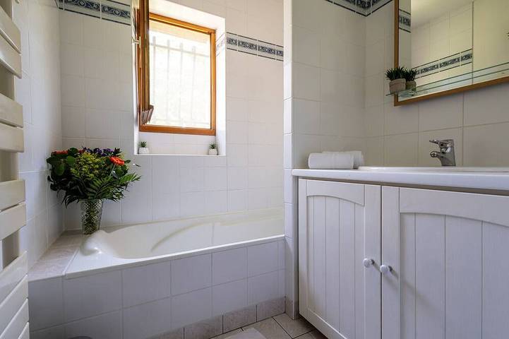 Entire estate- 3 charming houses -20pers. Private forest&pool -30 min from Agen in Nérac, Nérac region