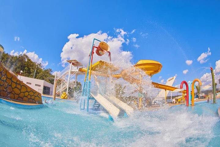 Pousadas para 4 pessoas, com piscina infantil e jardim e ainda piscina and sauna, adaptado a crianças em Caldas Novas