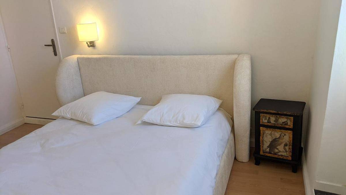 Chambre Voltaire ou Chambre Beckett, terrasse en bord de Sorgue in Le Thor, Vaucluse