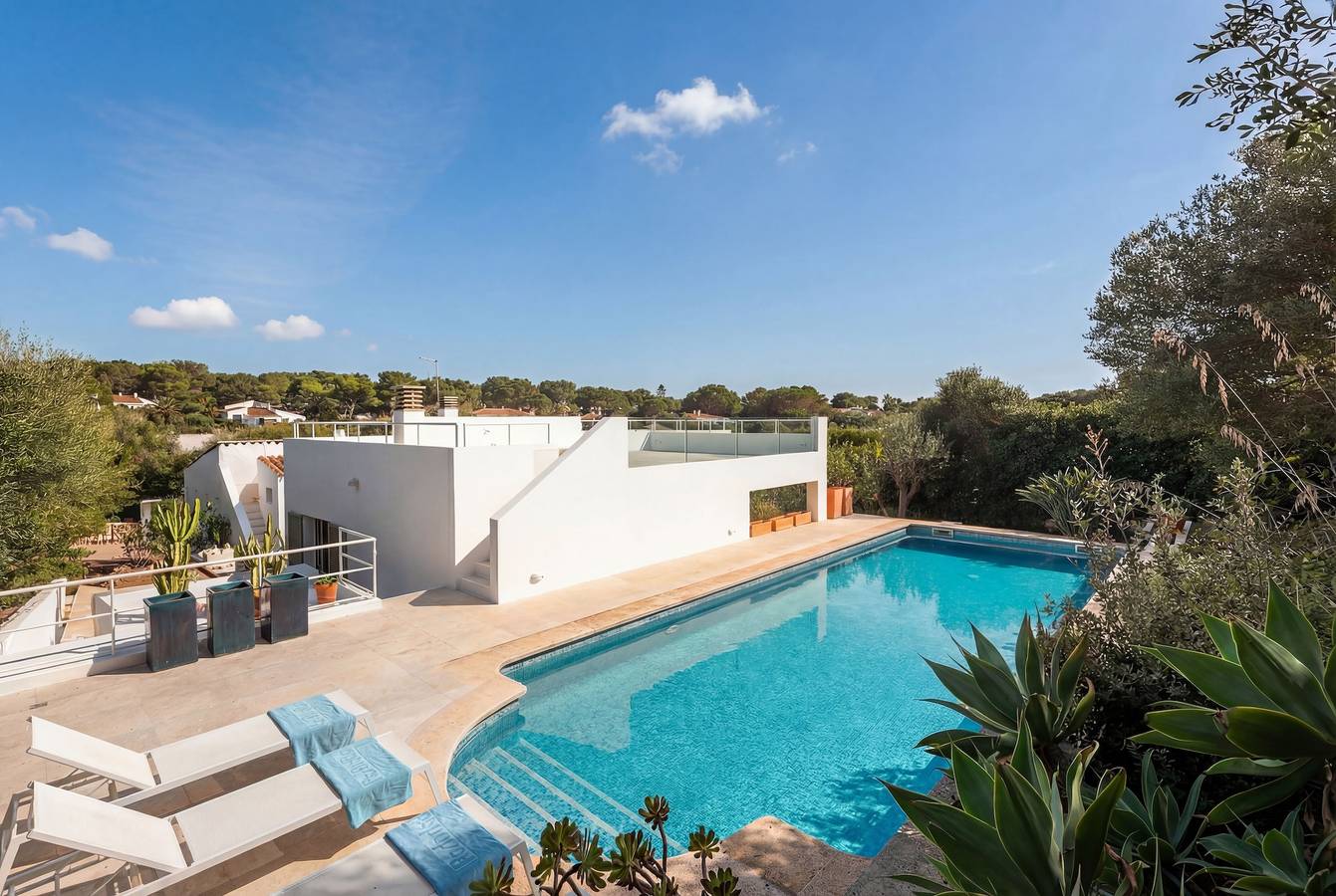 Bright Villa Horizonte Sur with Pool, Terraces, Air Conditioning, and Wifi in Binibeca, Sant Lluís