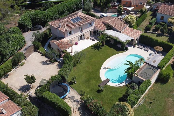 Location de vacances pour 8 personnes, avec jacuzzi et jardin à Peymeinade