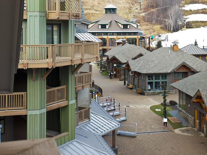 Vacation rental for 4 people, with hot tub and pool as well as balcony in Stowe