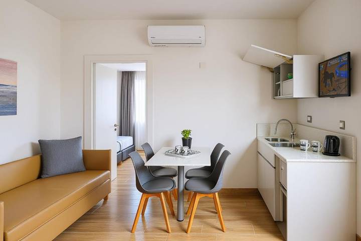 Location de vacances pour 2 personnes, avec vue ainsi que piscine et jardin dans Malia - 4