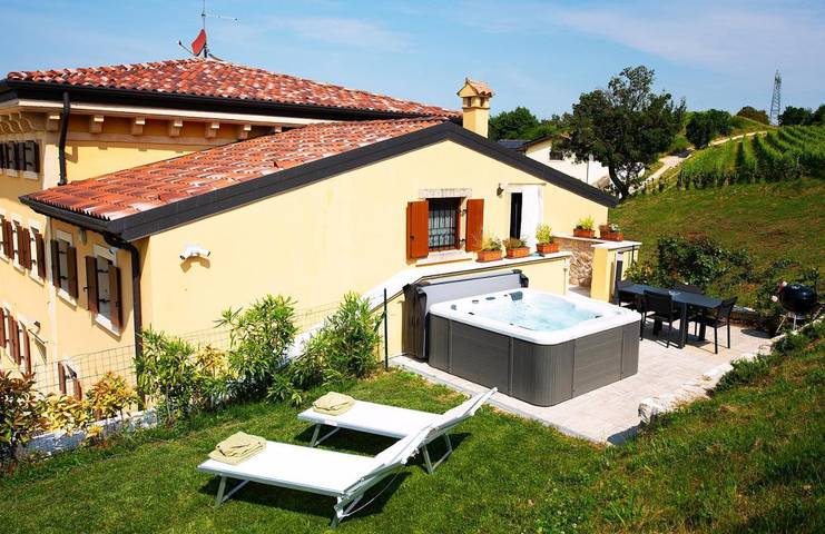 Appartamento vacanze per 5 persone, con idromassaggio e giardino nonché piscina, adatto a famiglie con bambini a Verona