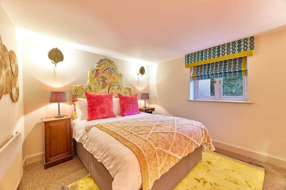 Cinnabar: Romantic Hideaway on Historic Walls in Berwick-upon-Tweed, Northumberland