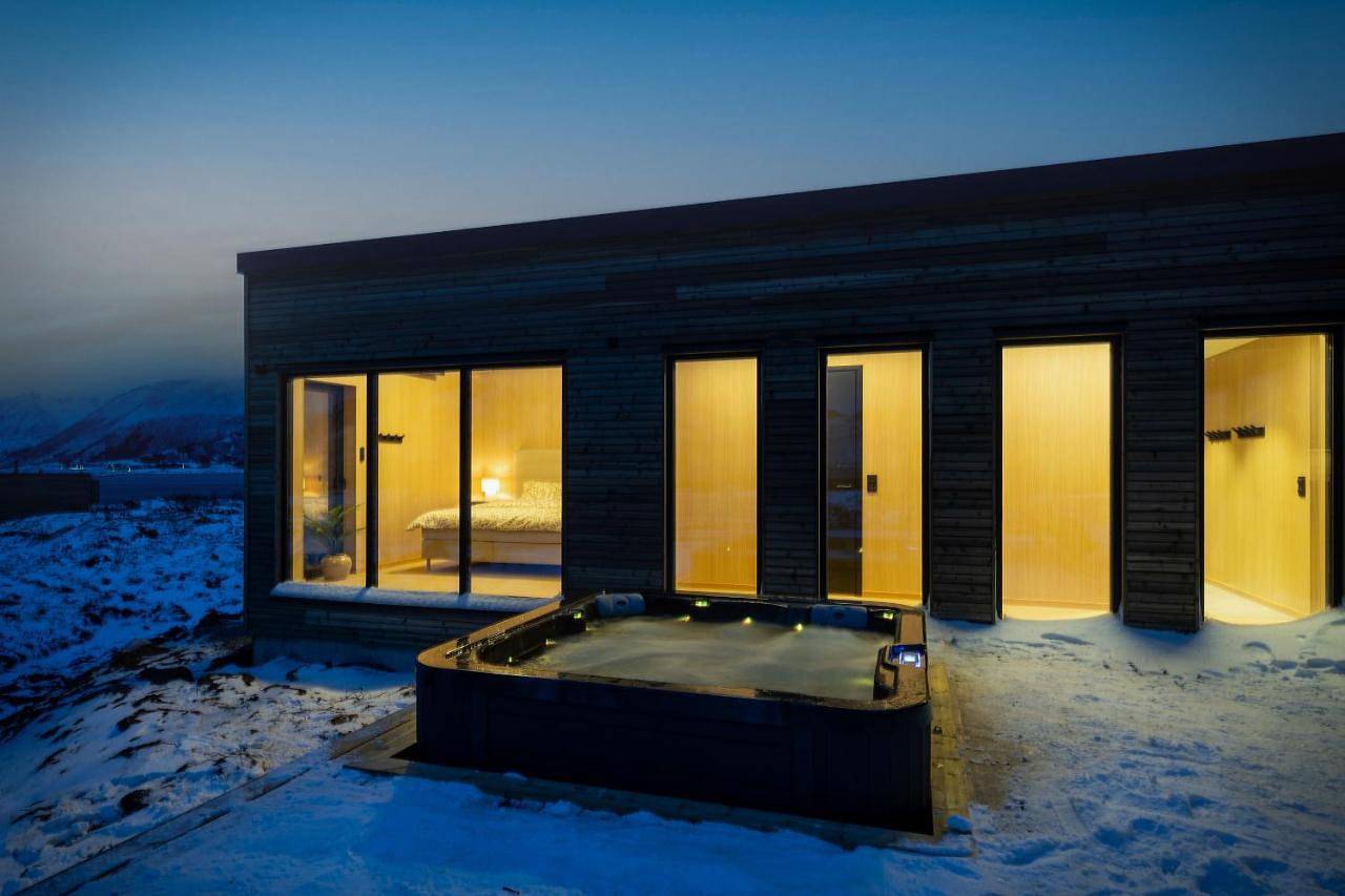 New amazing cabin with spectacular view and jacuzzi in the heart of Lofoten in Vågan