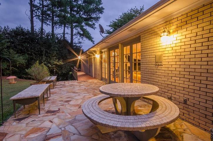 Vacation rental for 10 people, with pool and hot tub as well as yard and sauna in Cobb County