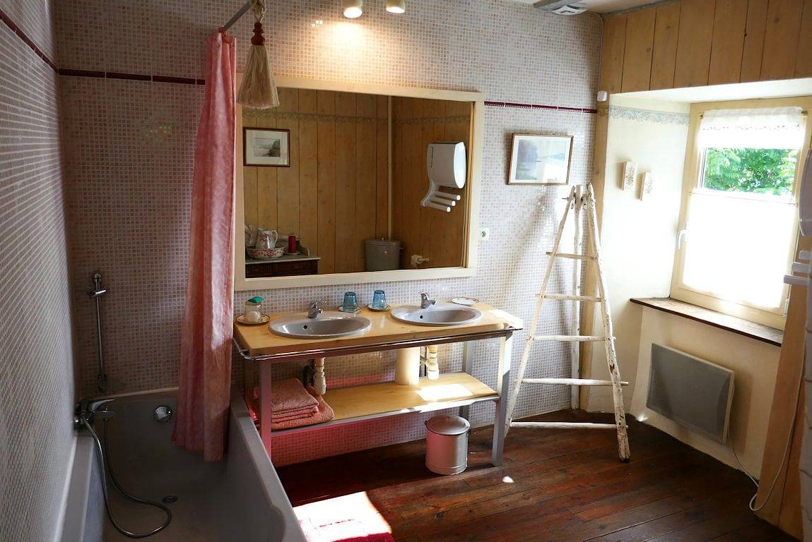 Binette et Pinceaux, chambres dans un jardin fleuri - Chambre Paeonia (Pivoine) in Mercenac, Parc naturel régional des Pyrénées ariégeoises