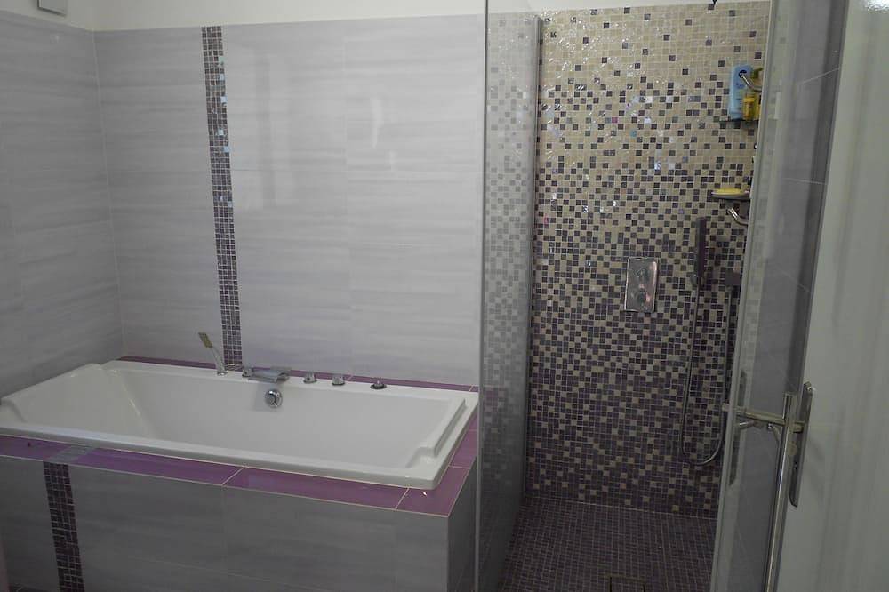 Suite Parentale Avec Douche Et Baignoire in Roquefort-les-Pins, Côte méditerranéenne (France)