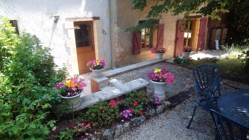 Location de vacances pour 4 personnes, avec jardin ainsi que vue et piscine à Sainte-Alvère - 3