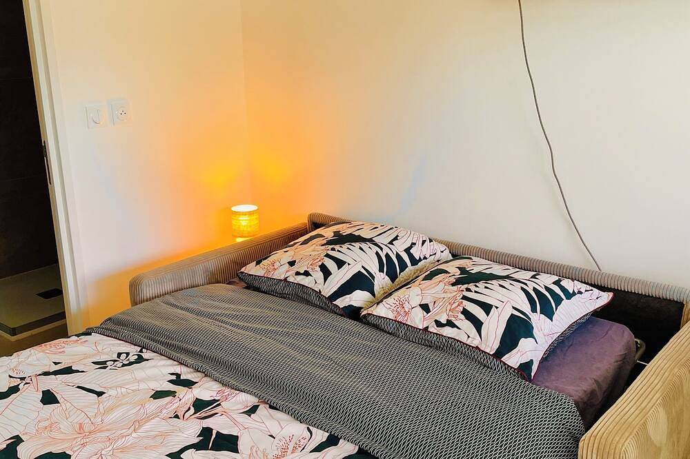 Entire apartment, Air-conditioned studio near beach with wooded exterior in Pérols, Côte d'Améthyste