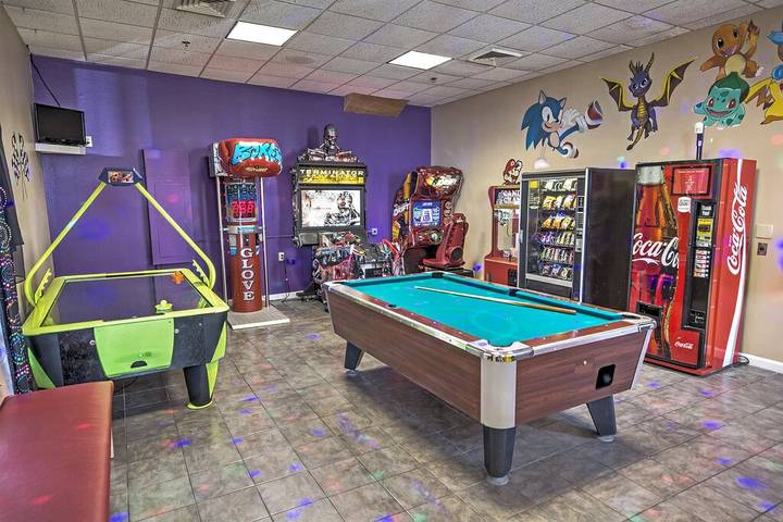 Hotel for 6 people, with yard and hot tub in Newport