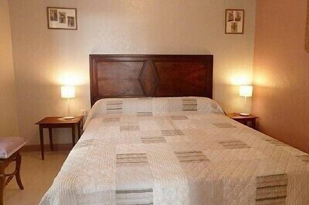 Maison très confortable  dans un petit village au  Calme.à 4 km des commerces in Chassey-le-Camp, Région de Chalon-sur-Saône